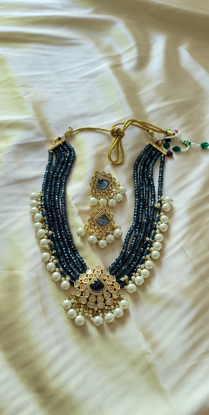 Picture of Multi layer necklace with clustered pearls and pearls drops