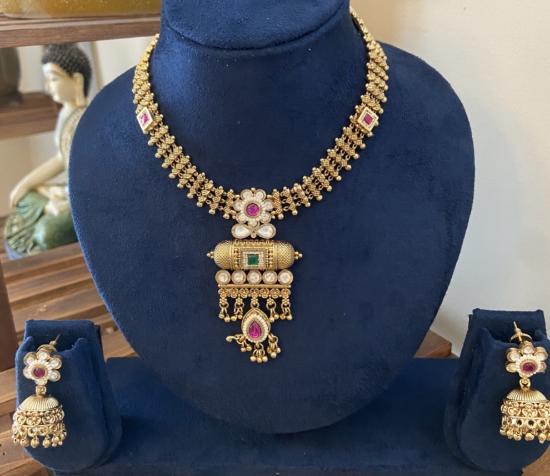 Picture of Traditional necklace with matching earrings 