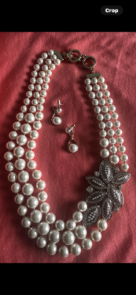 Picture of Pearl necklace with ear rings