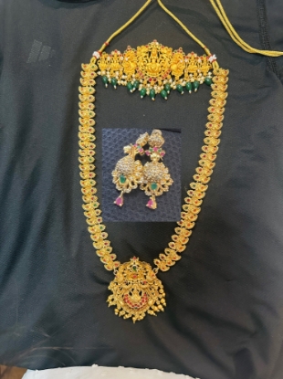 Picture of Nakshichocker and haram with earrings