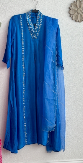 Picture of Brand new pure Dola silk 3 piece suit