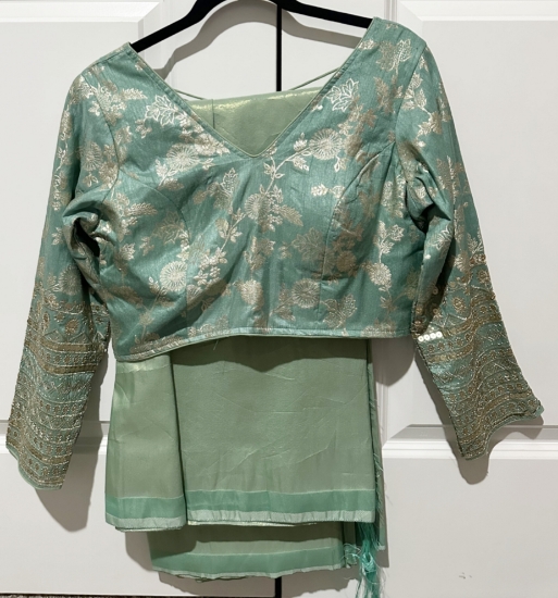 Picture of Never worn Tissue saree with banaras blouse