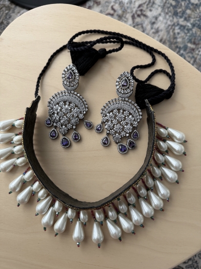 Picture of Beaded Choker & statement earrings